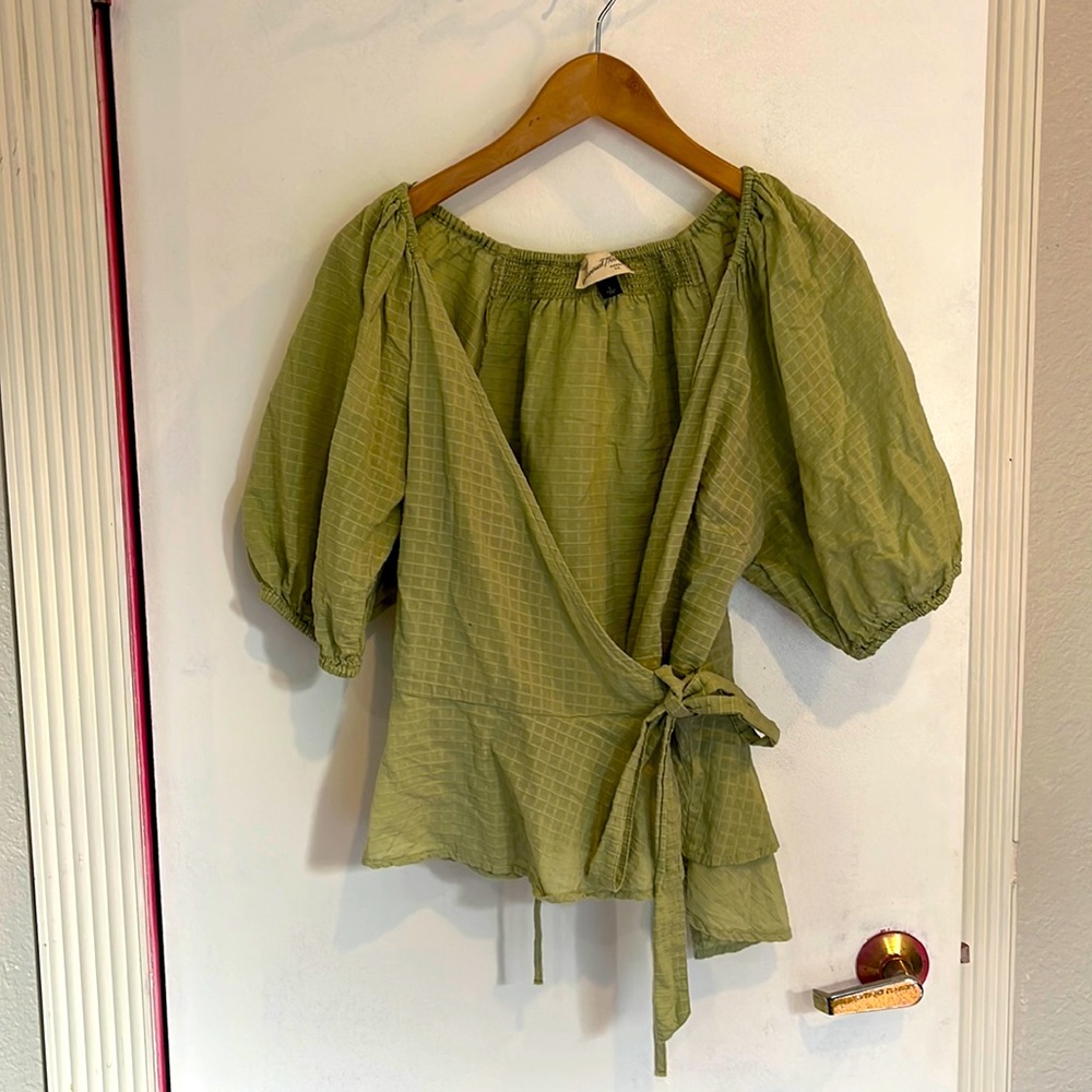 Universal thread light green top L